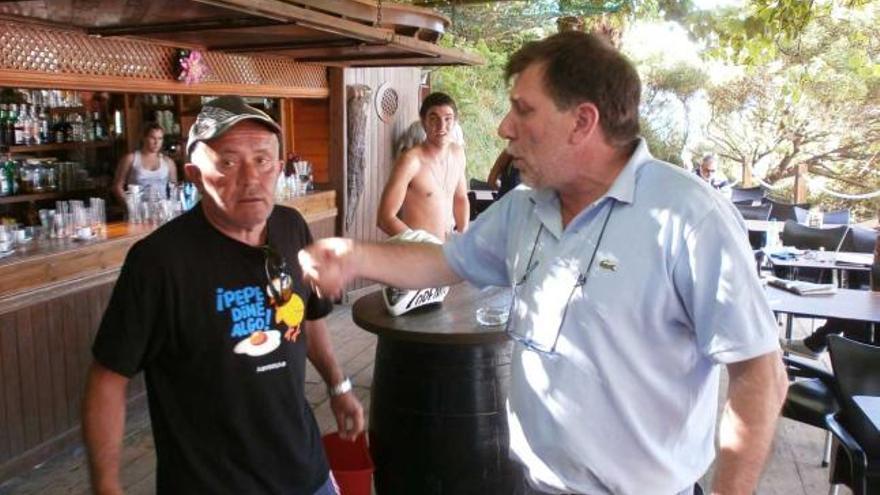 Emilio Carrera (derecha), ayer, tras ordenar reabrir el chiringuito de Barru.