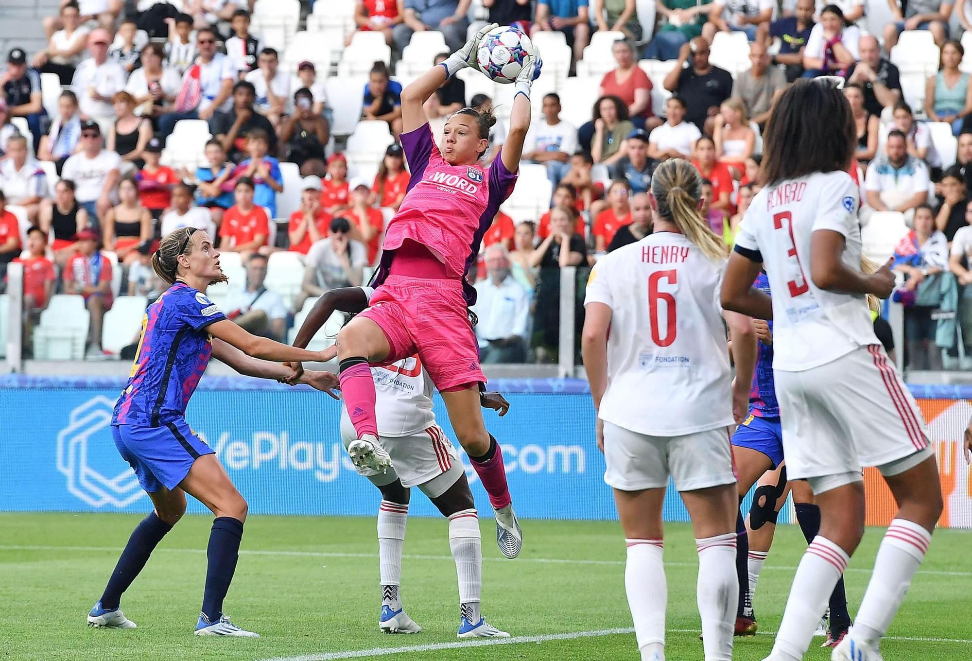 Christiane Endler, portera del Olympique de Lyon y de Chile, una de las más altas del fútbol internacional (1,83).