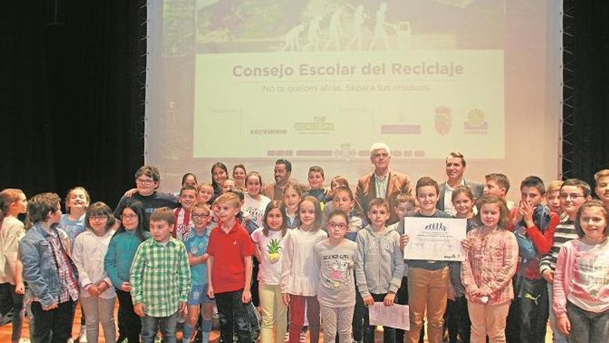 Alumnos participantes en el &quot;Consejo del Reciclaje&quot; junto con el Alcalde de Aller, David Alonso; y el gerente de Cogersa, Santiago Fernández