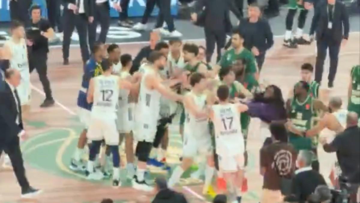 El momento de la tangana en el final del Panathinaikos-Fenerbahçe