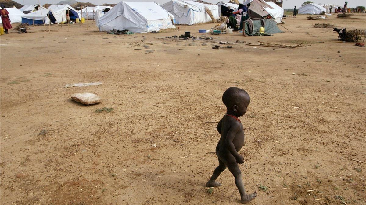 zentauroepp4323728 a sudanese boy walks 02 april 2006 in the lologo transit cam171016161305