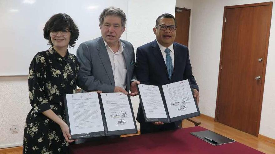 Anabel Gulías, Lores y José Francisco Caballero, con el protocolo. // Faro