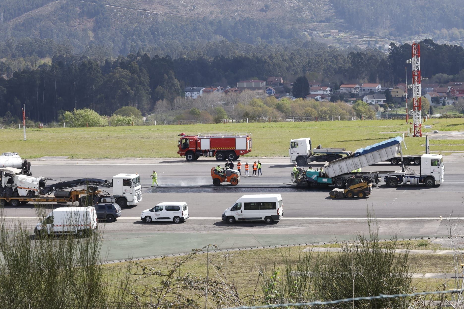 Asfaltan el socavón que obligó a cerrar el aeropuerto de Vigo