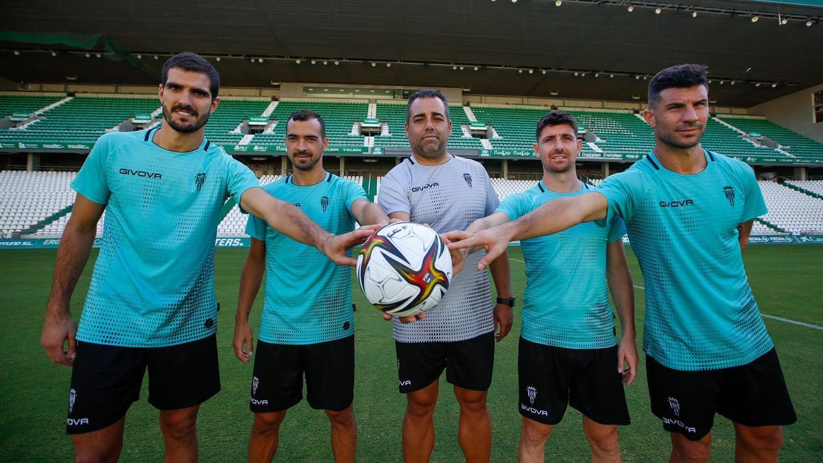 Bernardo, De las Cuevas, Flores y Willy, los capitanes, con el técnico Germán Crespo en el centro.