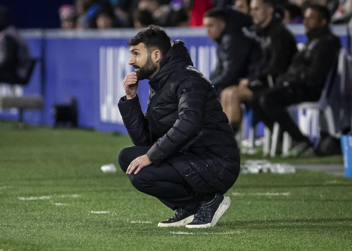 Guillermo Fernández Romo, pensativo, en el partido Huesca-Cartagena.