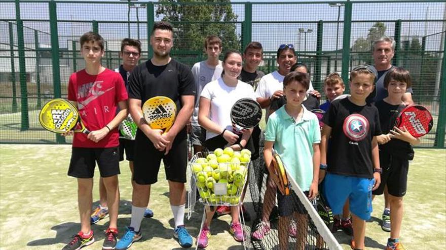 El tenis y el pádel, presentes en el Club de Golf Costa Azahar