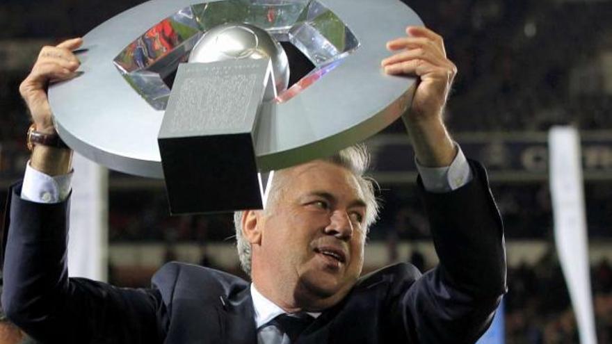 Carlo Ancelotti levante el trofeo de la Liga francesa tras ganar el campeonato galo con el PSG el pasado sábado. // Reuters