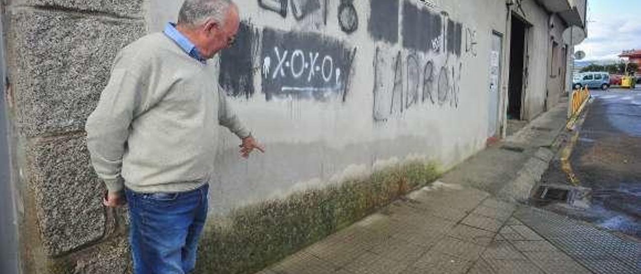 Arriba, Joaquín Martínez limpiando su garaje. A la izquierda, otro vecino muestra la altura a la que llegó el agua en la calle Miramar. // Iñaki Abella