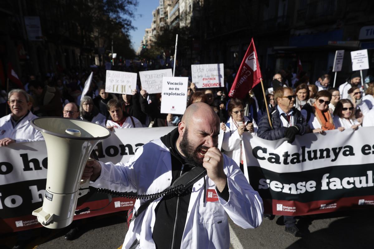 Los sanitarios se han manifestado desde el Departament de Salut hasta la estación de Sants en defensa de la sanidad pública durante el primer día de la huelga de médicos.