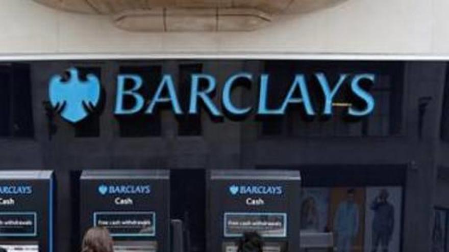 Usuarios frente a una oficina de Barclays.
