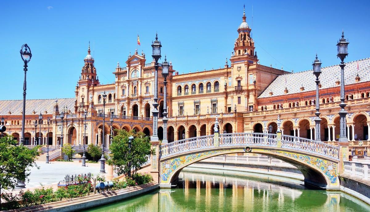 Plaza de España de Sevilla destino trenes low-cost