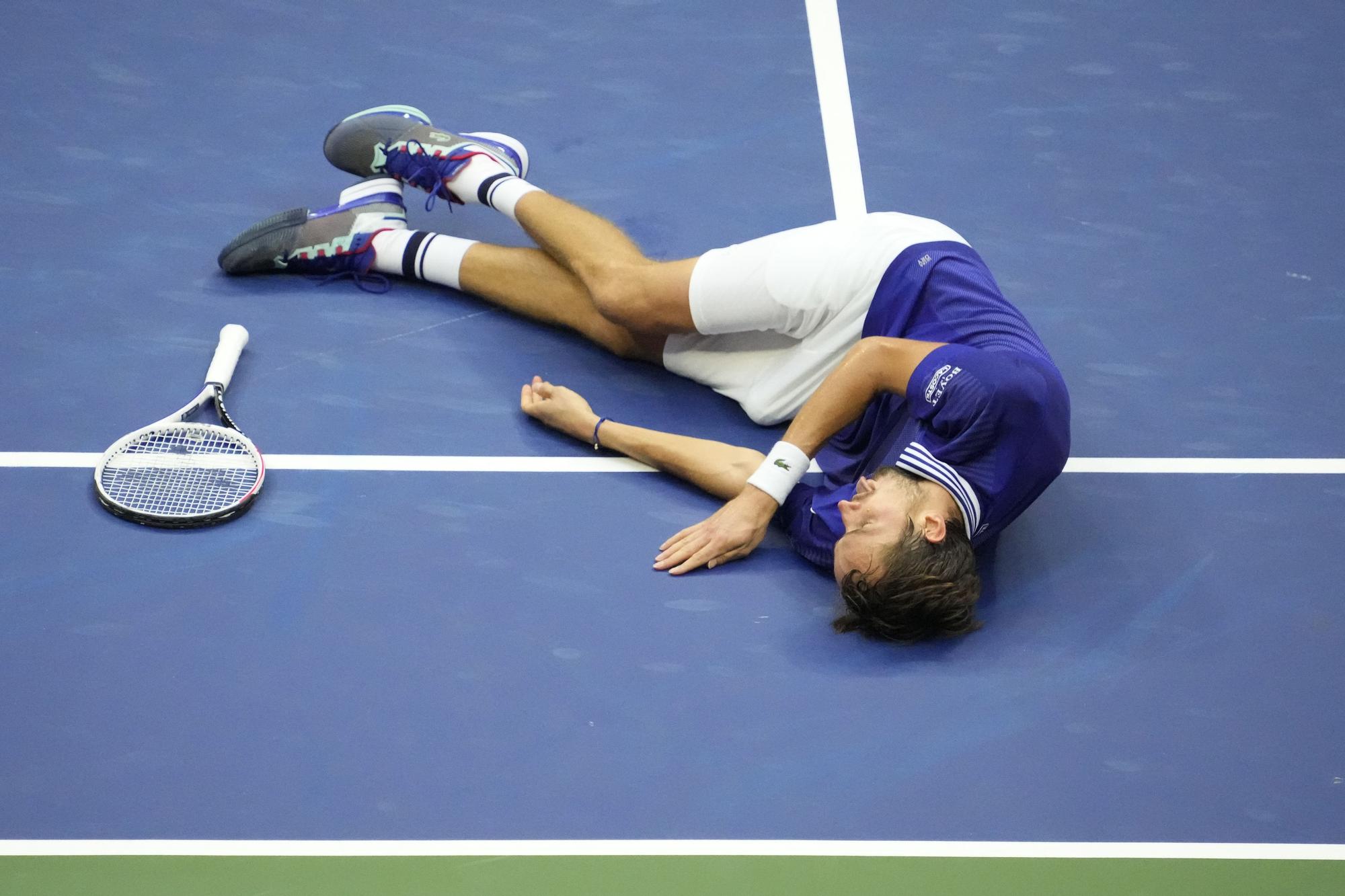 Medvedev celebra su victoria del US Open ante Djokovic