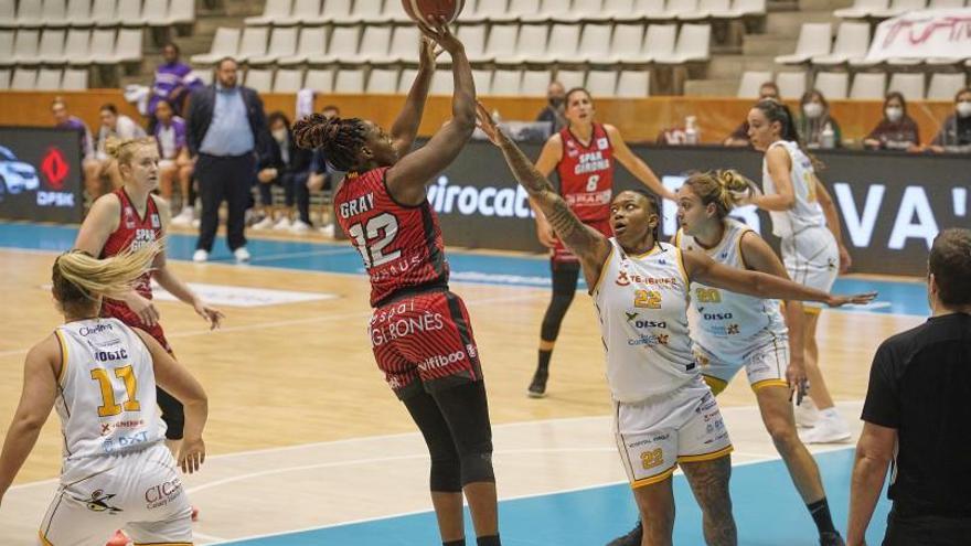 Chelsea Gray a punt de fer un tir a cistella en el partit de lliga contra el Clarinos a Fontajau.