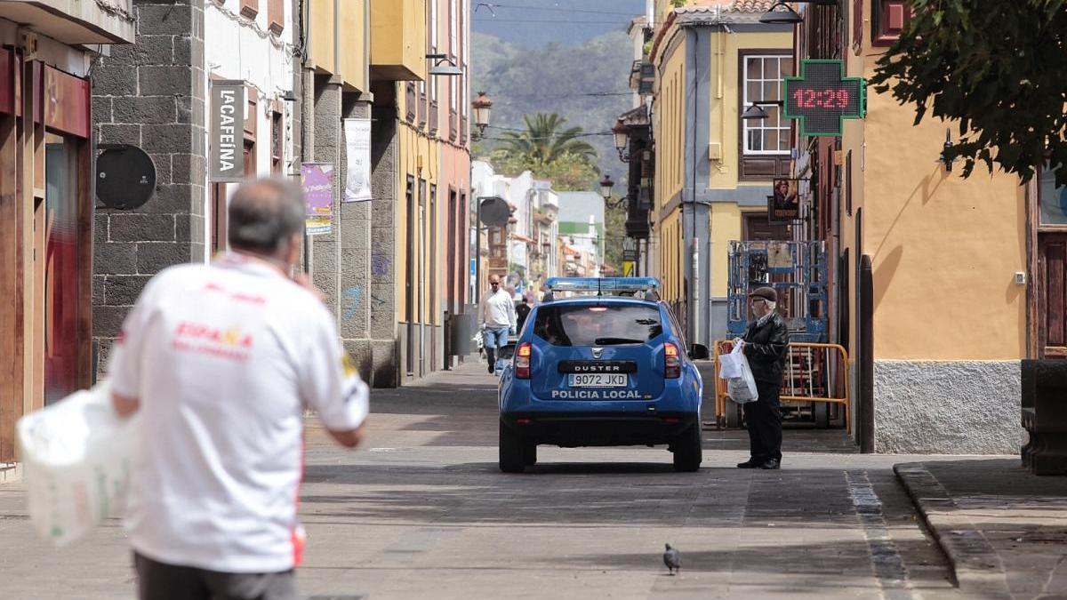 Un vehículo de la Policía Local en el centro de La Laguna.