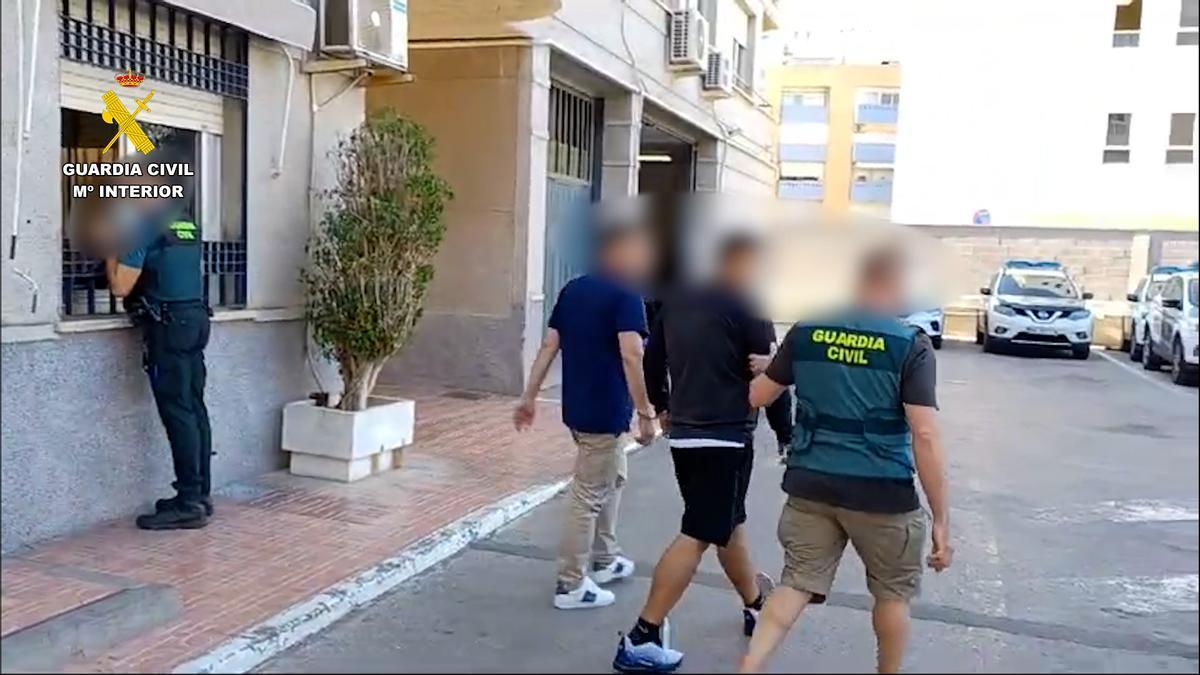 La Guardi Civil detiene a cinco personas que integran una organización criminal