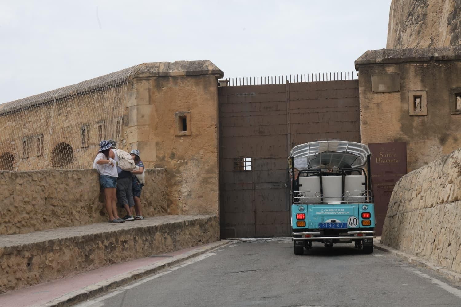 Alicante amanece con parques precintados y el castillo cerrado por el temporal