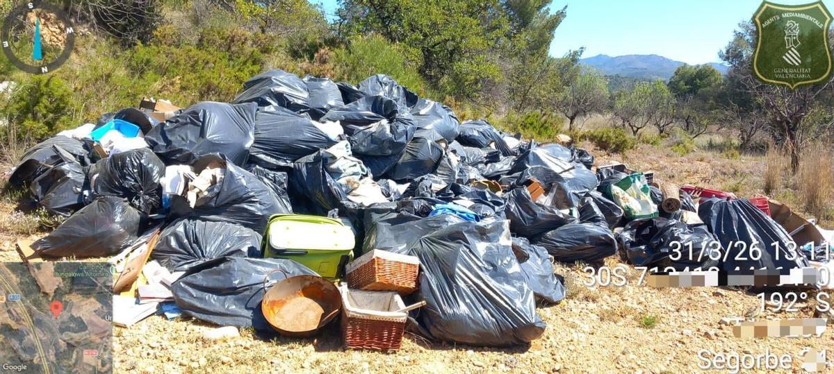 Imagen del vertido ilegal de 45 metros cúbicos