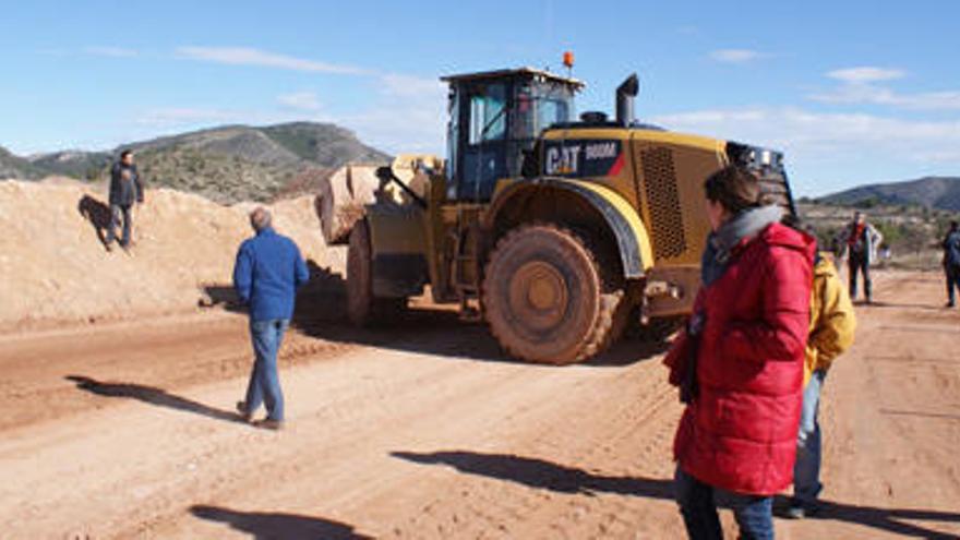 Momento en que el conductor de la excavadora amenaza a uno de los ecologistas.