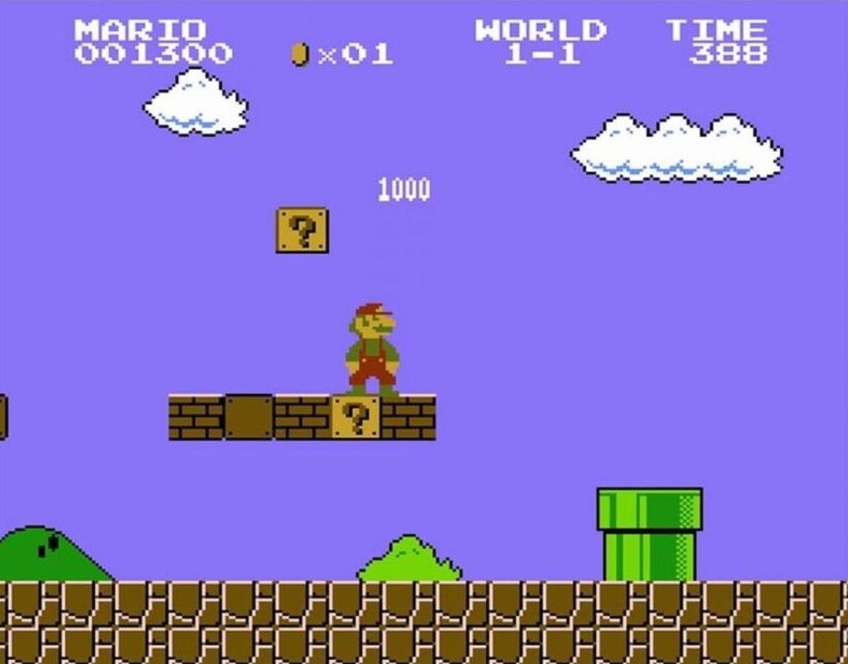 Mario, encima de una de sus plataformas, en un juego en 2D.