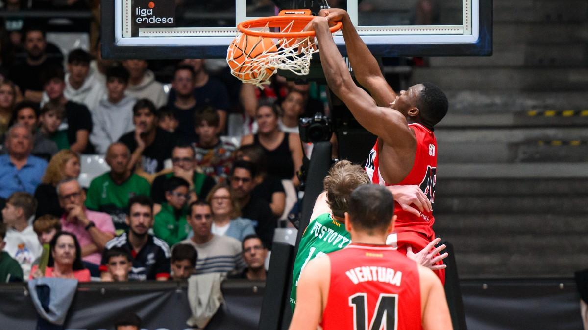 James Nnaji completa un potente mate ante la Penya