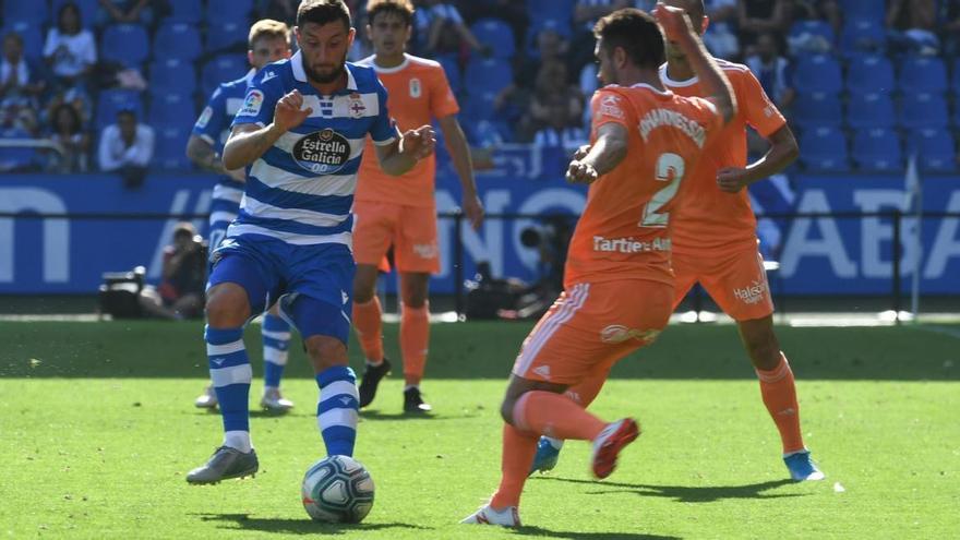 Borja Valle con el Deportivo durante un partido ante el Real Oviedo