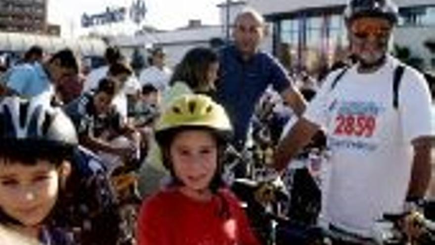 El Día de la Bicicleta congrega en la calle a unos 5.000 participantes