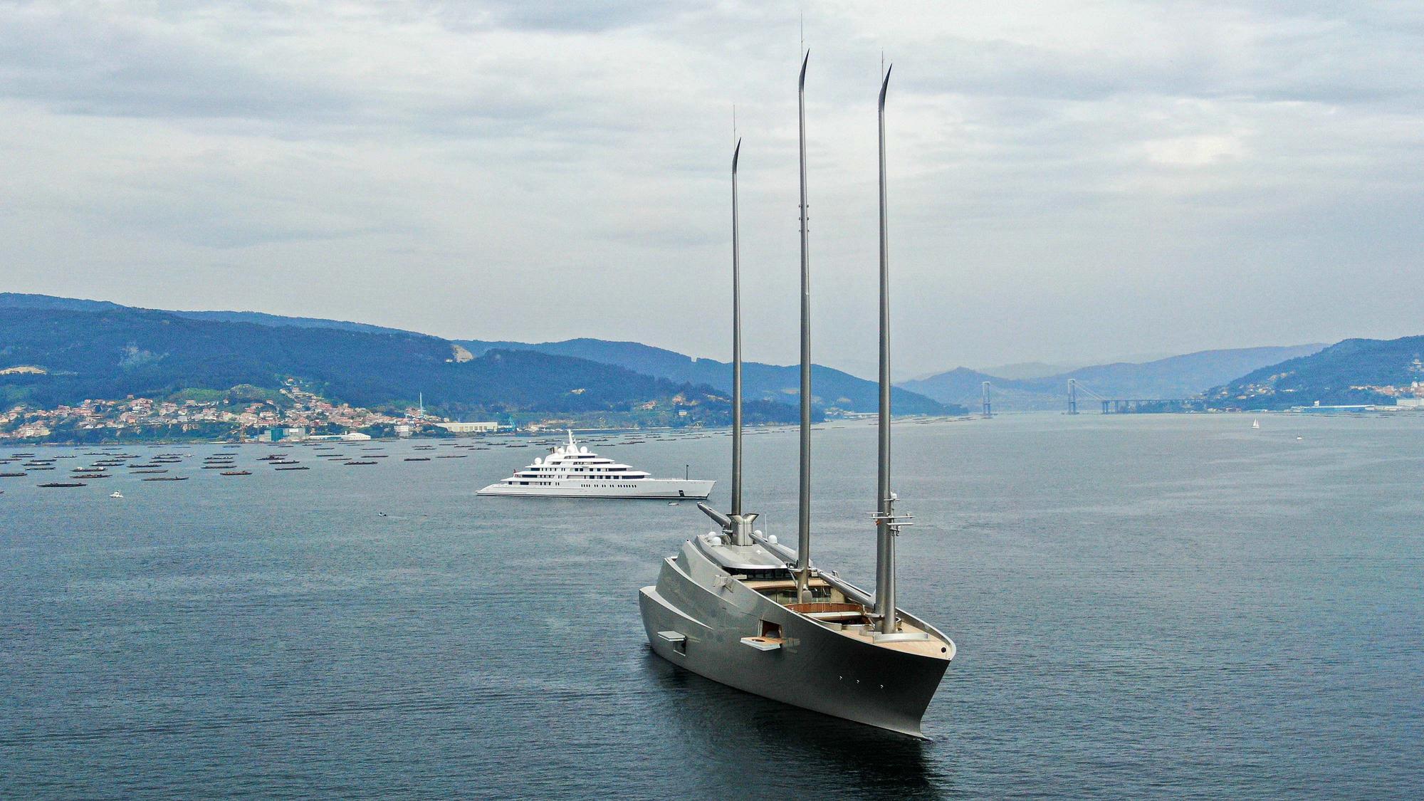 Duelo de esloras en la ría de vigo