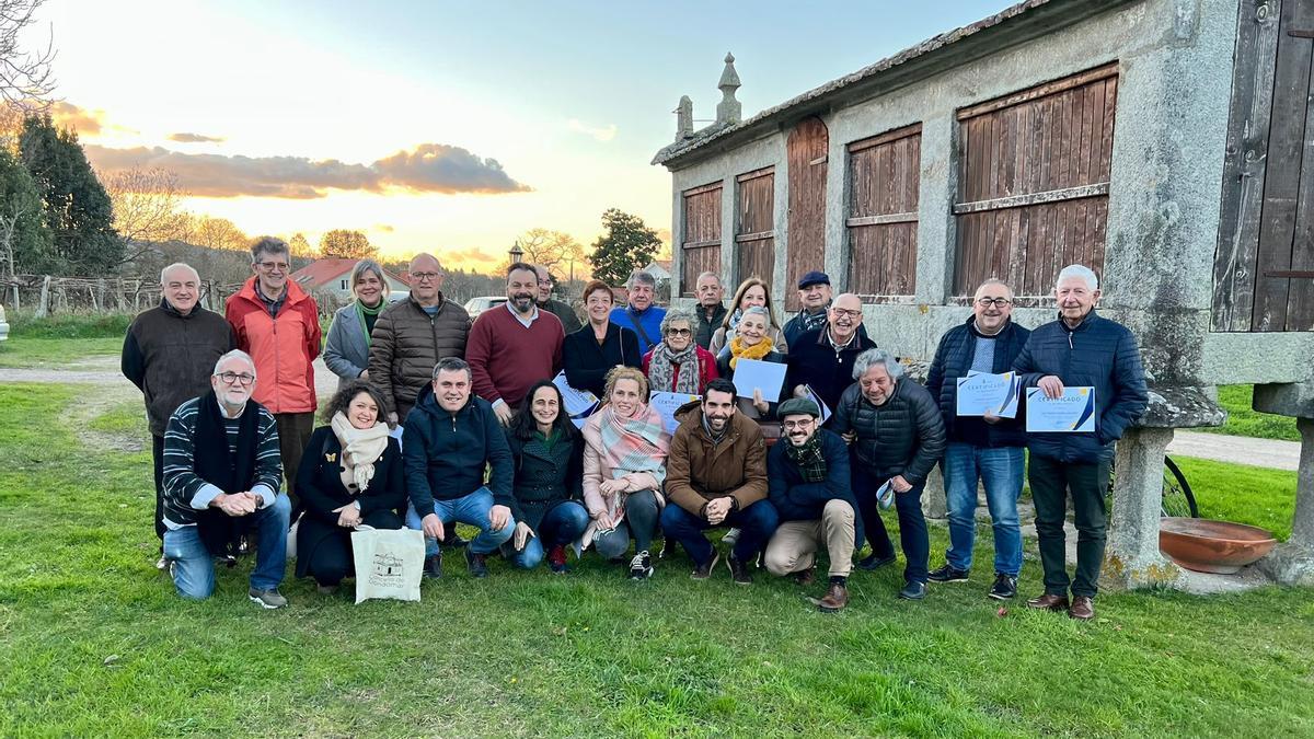 Los voluntarios con sus diplomas, ayer, acompañados del alcalde y varios ediles.