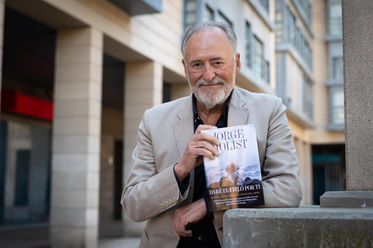 El escritor Jorge Molist en Zaragoza este martes.