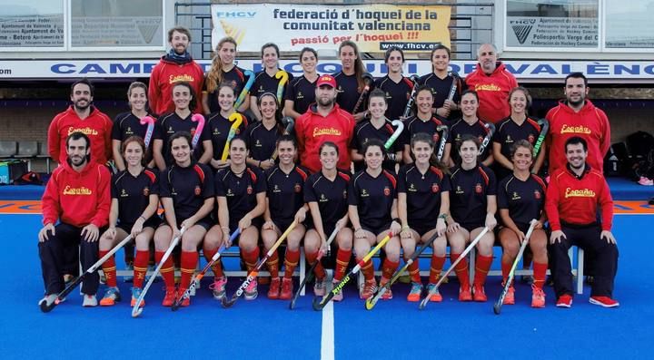 La selección española de hockey se entrena con alumnos del American School of Valencia de Puzol