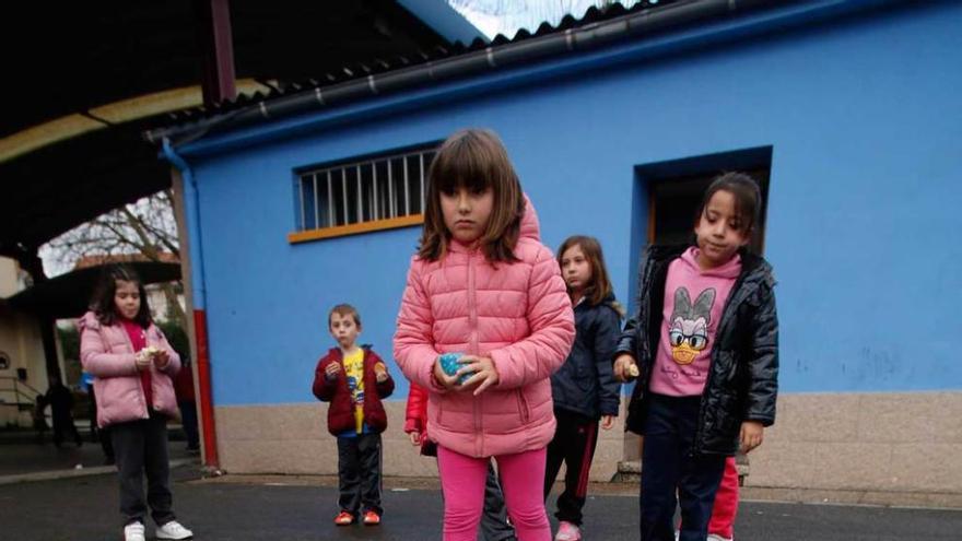 Alumnos del colegio Marcos del Torniello, en el patio del colegio.