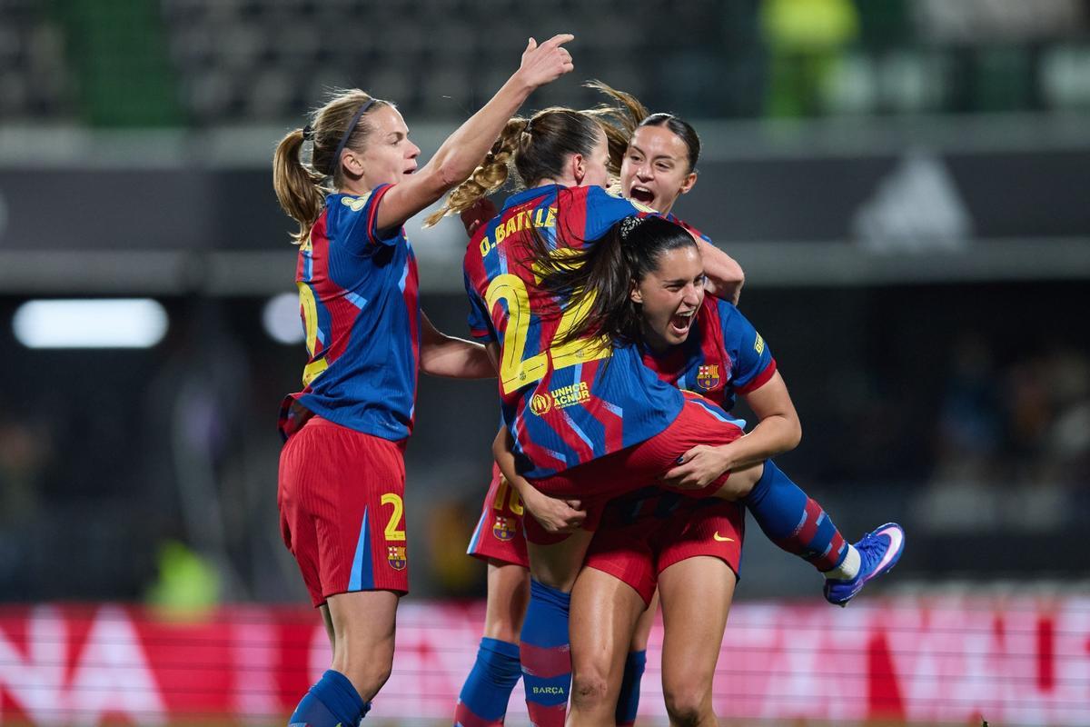 Las jugadoras del Barça celebrando el tanto de Ona Batlle