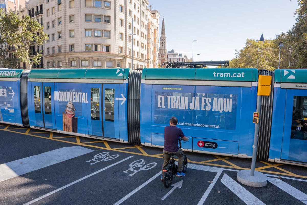 El tranvía se estrena entre Glòries y Verdaguer entre expectación vecinal y sin acto político