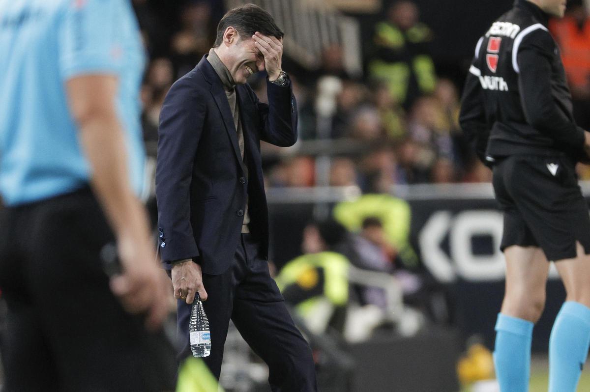 Marcelino García Toral se ríe irónicamente en Mestalla con la mano en la cabeza.