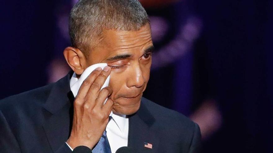 Obama se seca las lágrimas tras emocionarse durante su adiós.