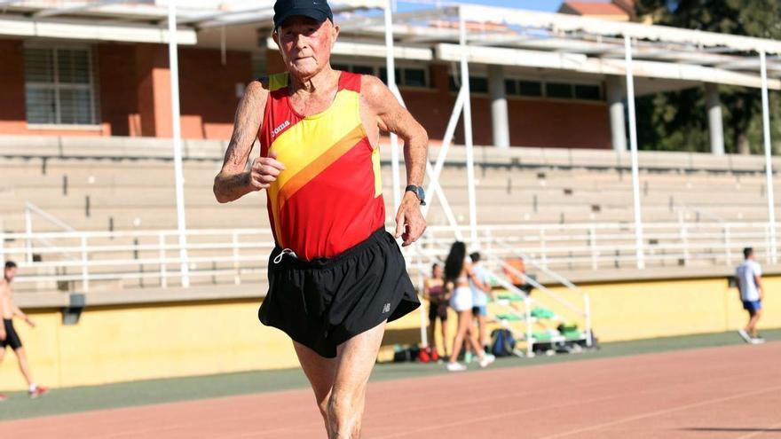 Miguel García, el atleta más veterano de Málaga, posa para La Opinión de Málaga en Carranque. | ÁLEX ZEA