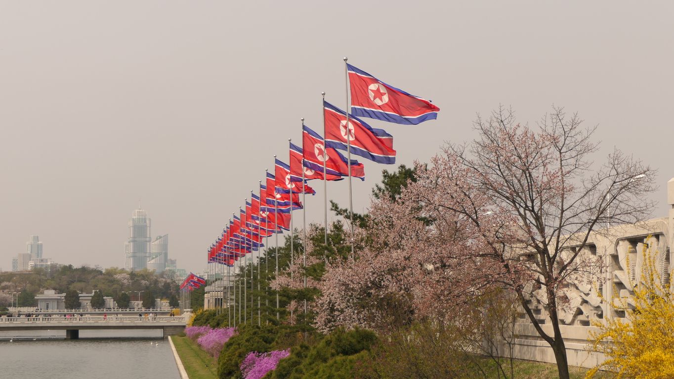 Banderas coreanas en la ciudad de Pyongyang