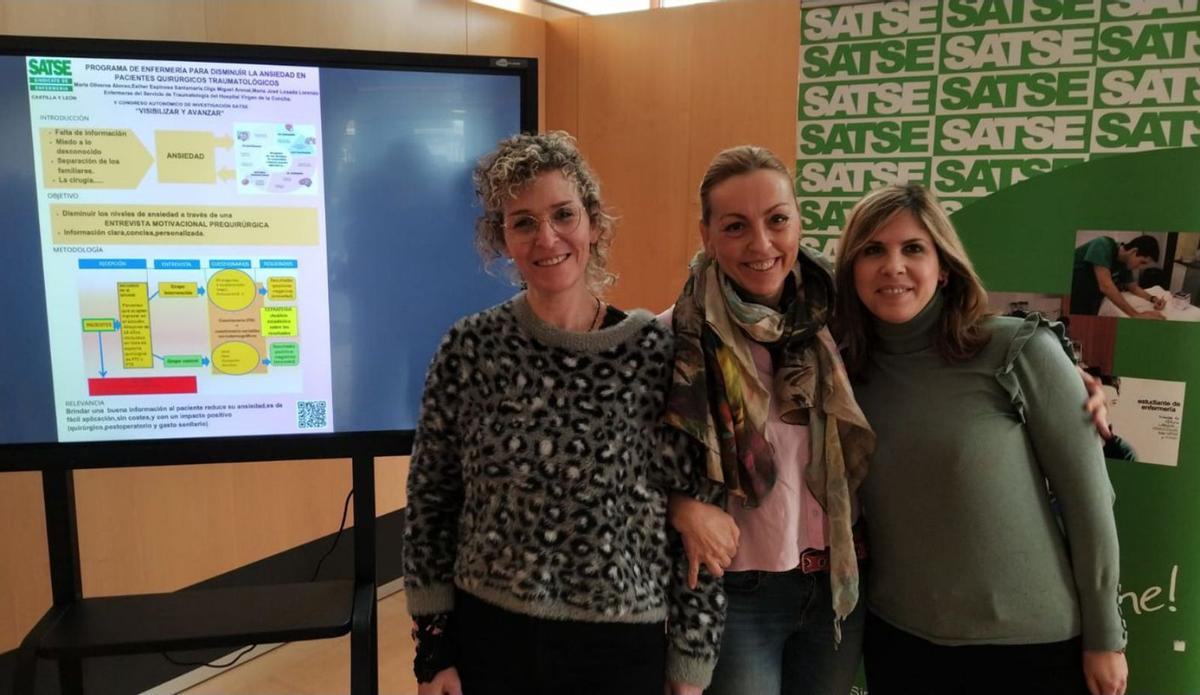Esther Espinosa,  María José Losada y Marta Oliveros con su trabajo sobre la ansiedad ante el quirófano. | J. N.