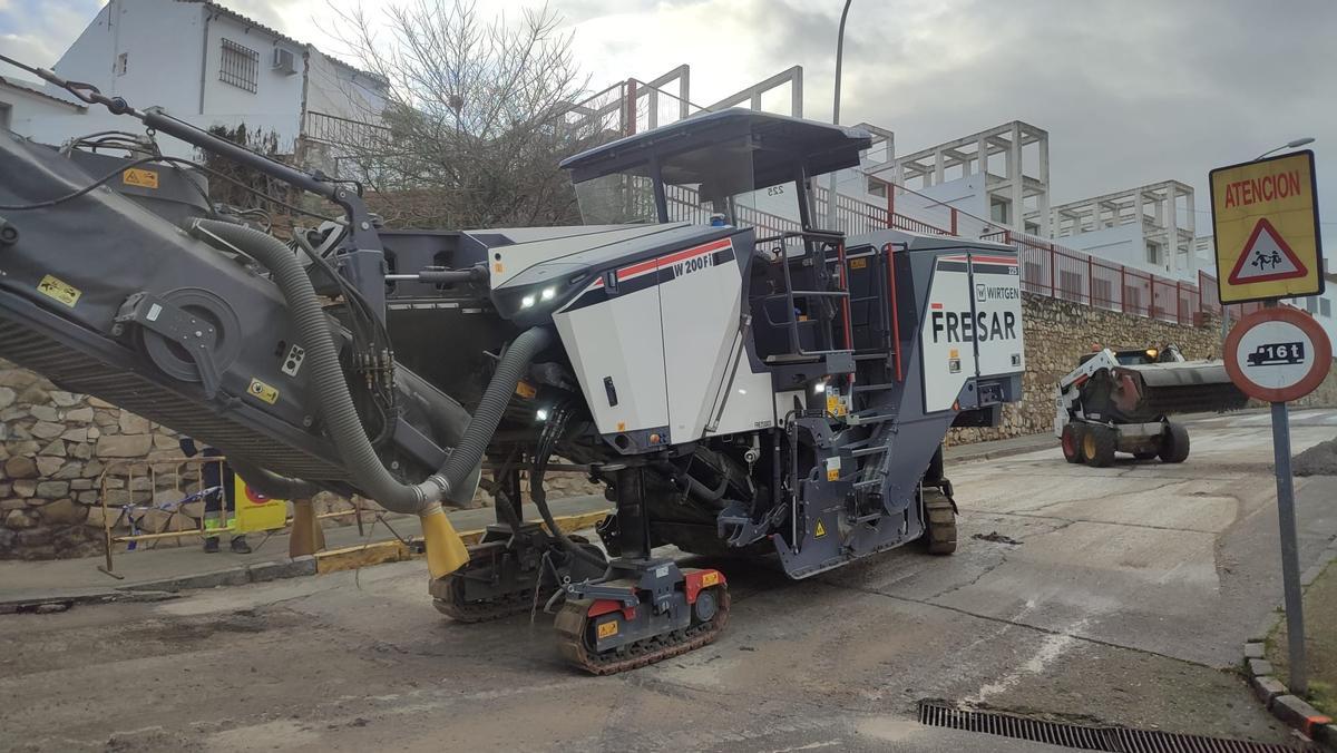 Una máquina fresadora trabaja en la calle Hermanos Marichica de Baena.