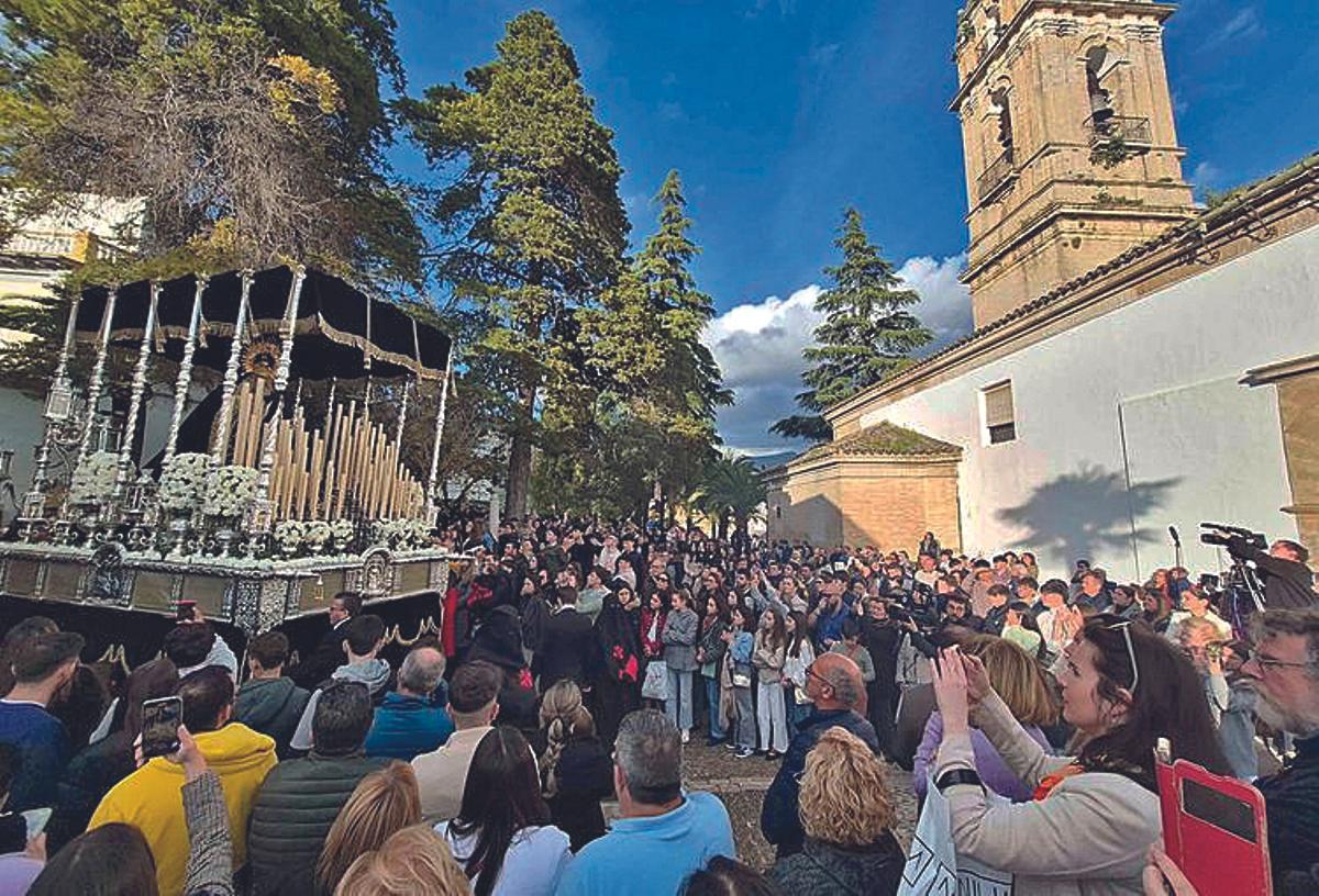 La Virgen del Buen Fin de la cofradía de los Estudiantes, por el barrio de la Villa.
