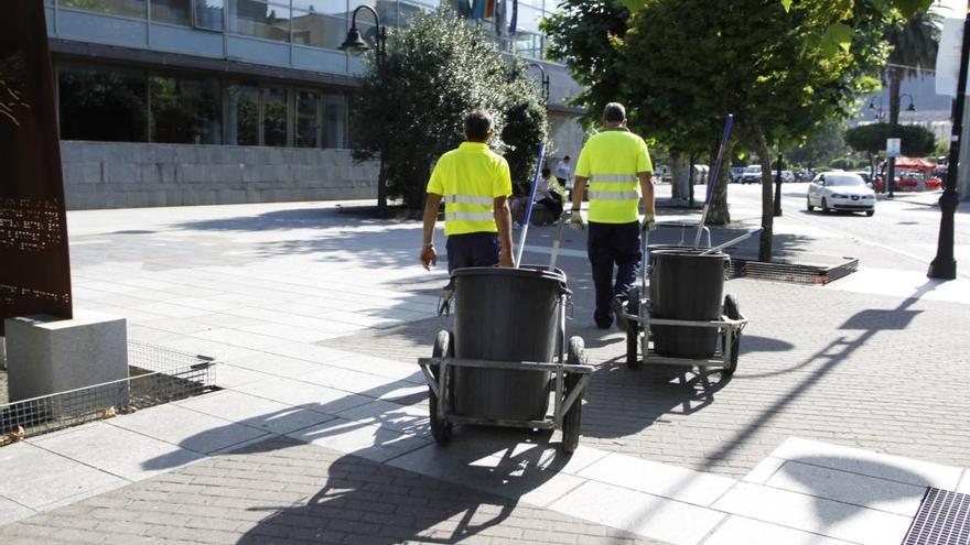 Personal de limpieza municipal, frente al consistorio de Cangas. // G.Núñez