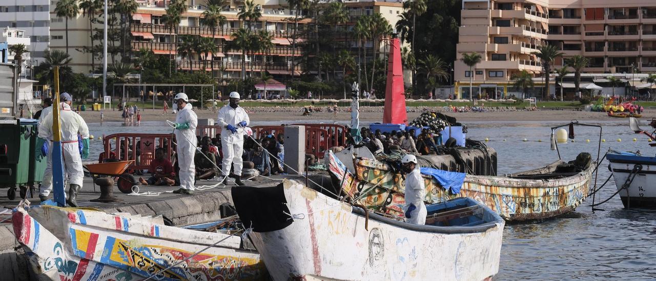 Salvamento Marítimo rescata dos cayucos en Tenerife con un total de 158 personas ya los traslada al puerto de Los Cristianos