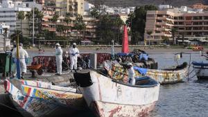 Salvamento Marítimo rescata dos cayucos en Tenerife con un total de 158 personas ya los traslada al puerto de Los Cristianos.