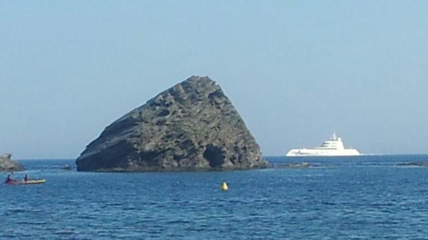 L&#039;embarcació fondejant a la costa de Cadaqués, ahir.