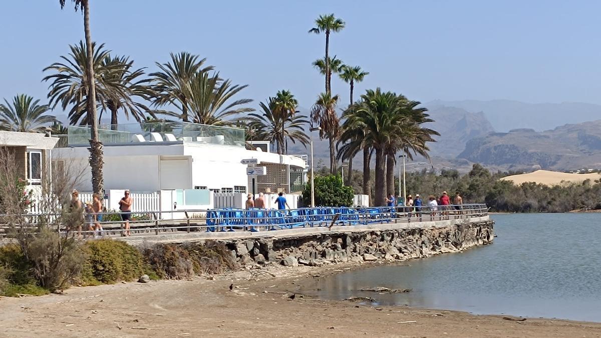 Los estragos de la borrasca Therese dejan en el aire una parte del muro de la Charca de Maspalomas