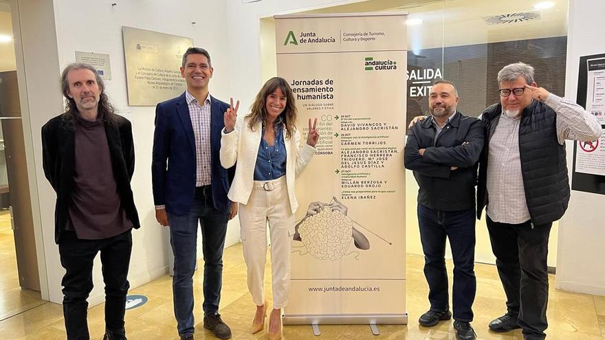 Eduardo Grojo, Millán Berzosa, Elena Ibáñez, Juan Zafra y Alejandro Sacristán, a la entrada del Museo Arqueológico de Córdoba donde se desarrollaron las jornadas.