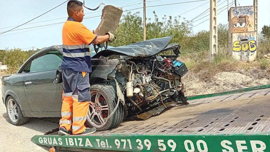 Destrozado un vehículo tras estamparse contra un talud en Sant Josep