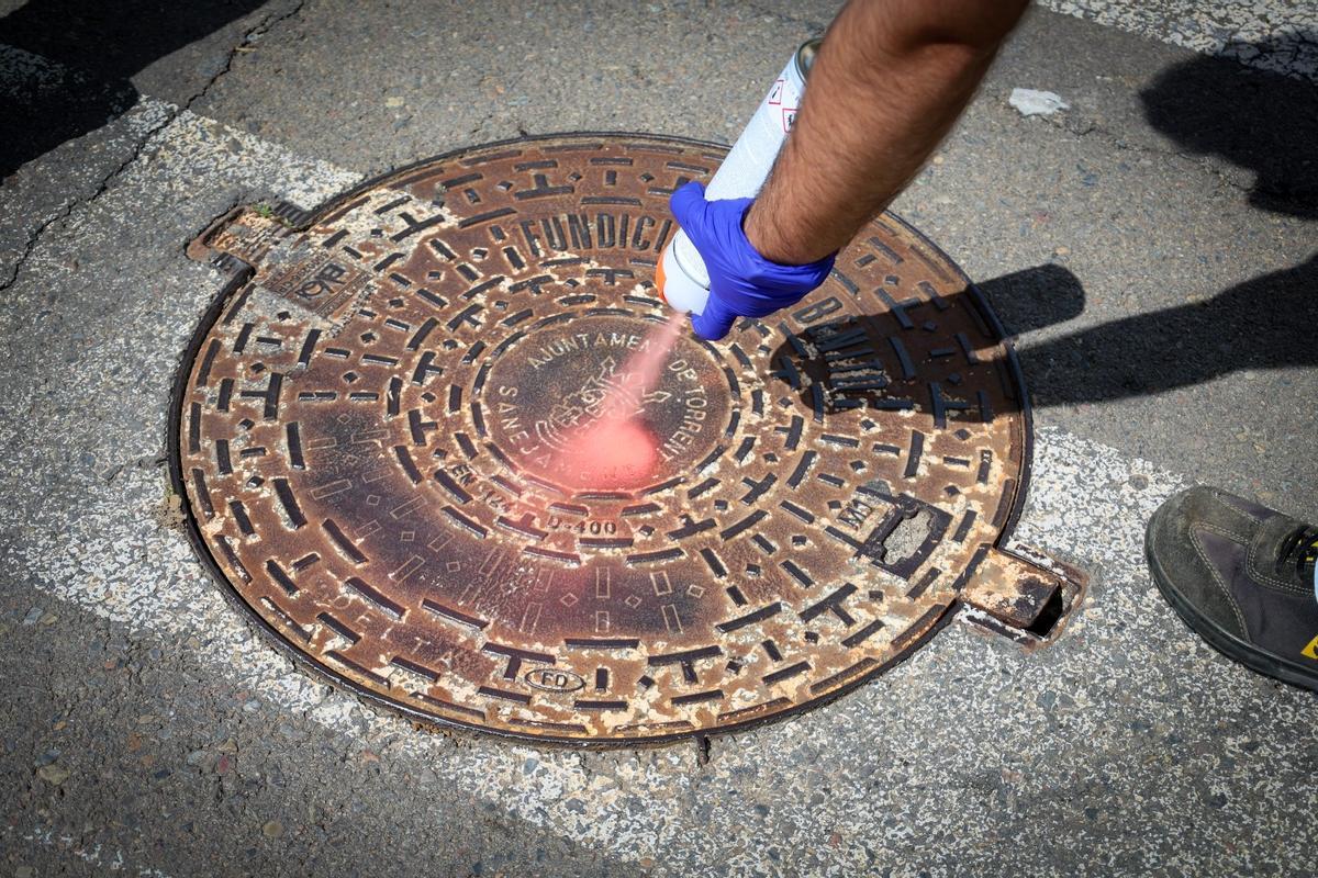 Trapa marcada tras ser tratado el alcantarillado de la zona para prevenir plagas.