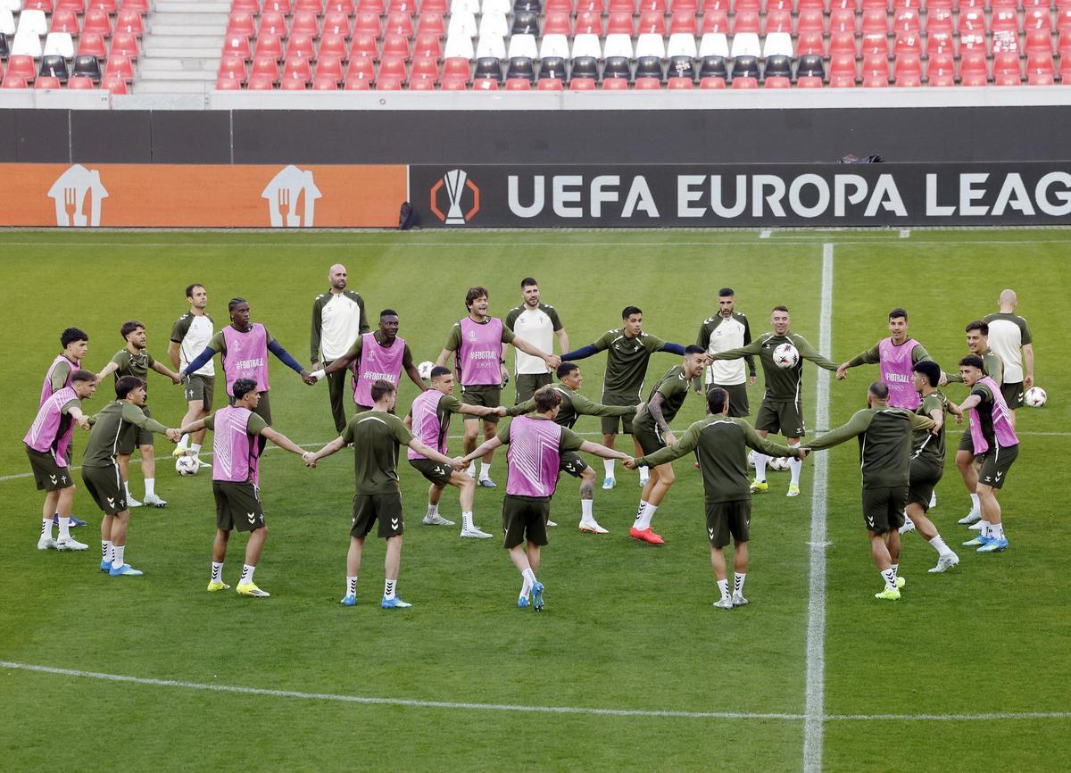 Los jugadores del Celta, durante el comienzo del entrenamiento en Friburgo.