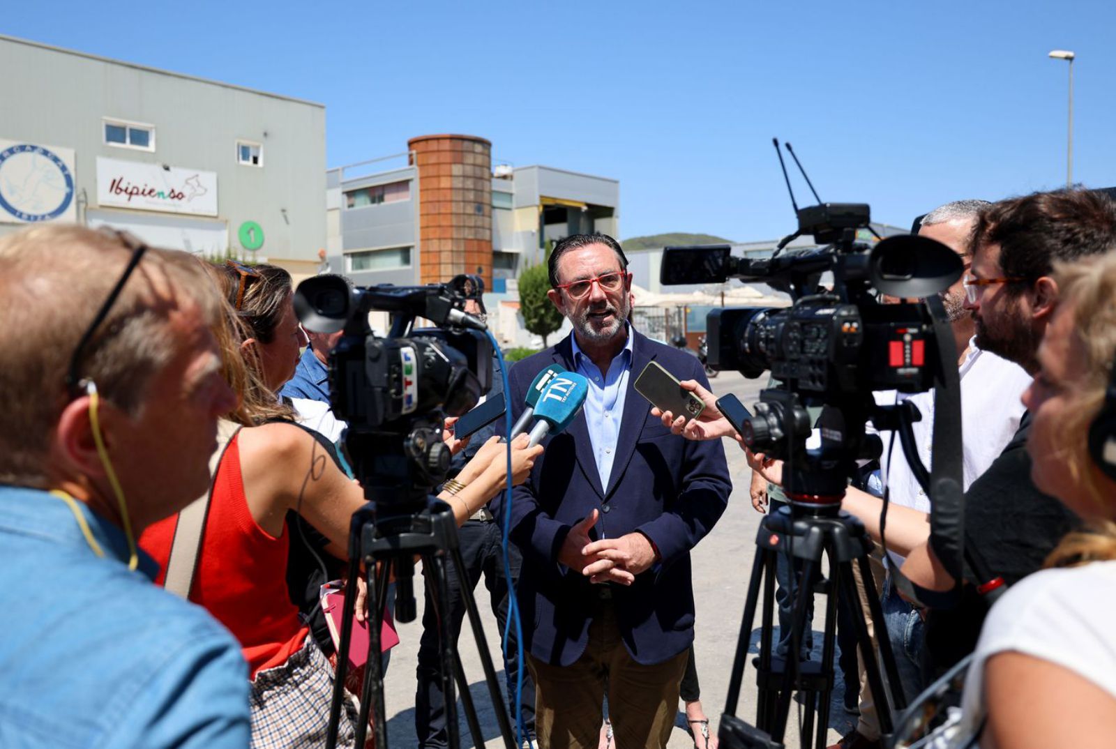 El conseller balear Alejandro Sáenz de San Pedro atiende a los medios en el polígono de Montecristo.